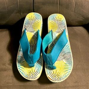 Blue wage flip-flops